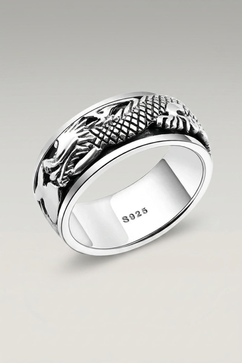 Anillo 'Chojin' — anillo ancho con dragón grabado en relieve en toda la banda e interior pulido, foto de producto sobre fondo gris claro