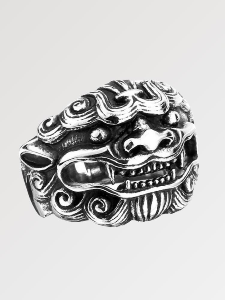 Anillo japonés con león guardián shisa esculpido en relieve 3D sobre plata Ropa Japonesa