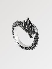 Anillo japonés del dragón chino Huanglong enrollado en plata oxidada Ropa Japonesa