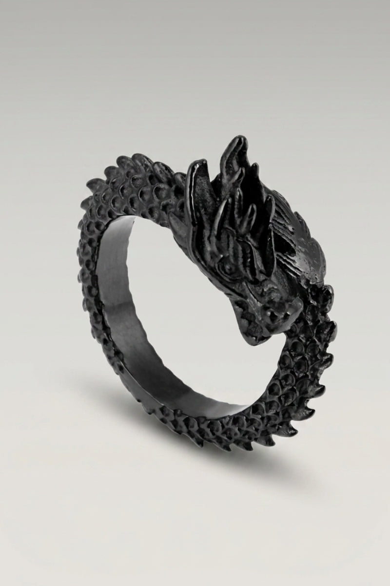 Anillo 'Huanglong' en negro — dragón enroscado que forma el propio aro, con cabeza y cola encontrándose, foto de producto sobre fondo gris claro