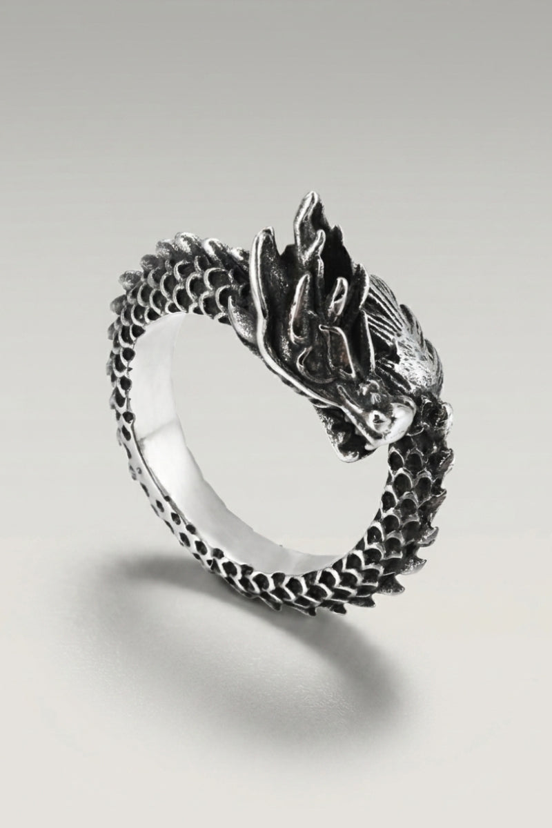 Anillo 'Huanglong' en plata — dragón enroscado que forma el propio aro, con cabeza y cola encontrándose, foto de producto sobre fondo gris claro
