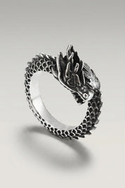 Anillo 'Huanglong' en plata — dragón enroscado que forma el propio aro, con cabeza y cola encontrándose, foto de producto sobre fondo gris claro