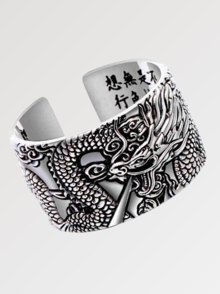 Anillo japonés del dragón Ryujin esculpido en relieve sobre anillo ancho de plata Ropa Japonesa