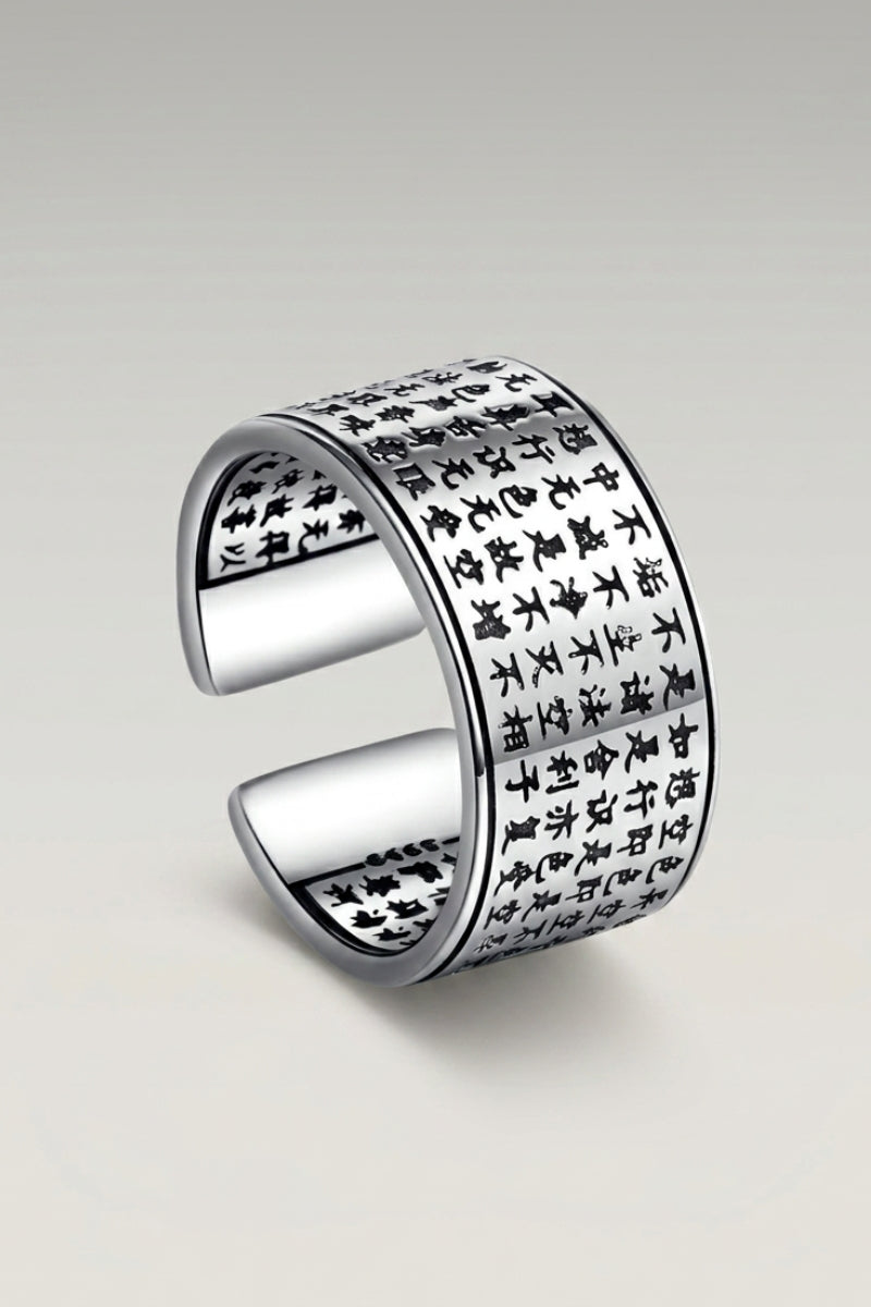 Anillo Bushido Japanese Writing — anillo ancho y abierto con la banda cubierta de caracteres alineados en damero, foto de producto sobre fondo gris claro