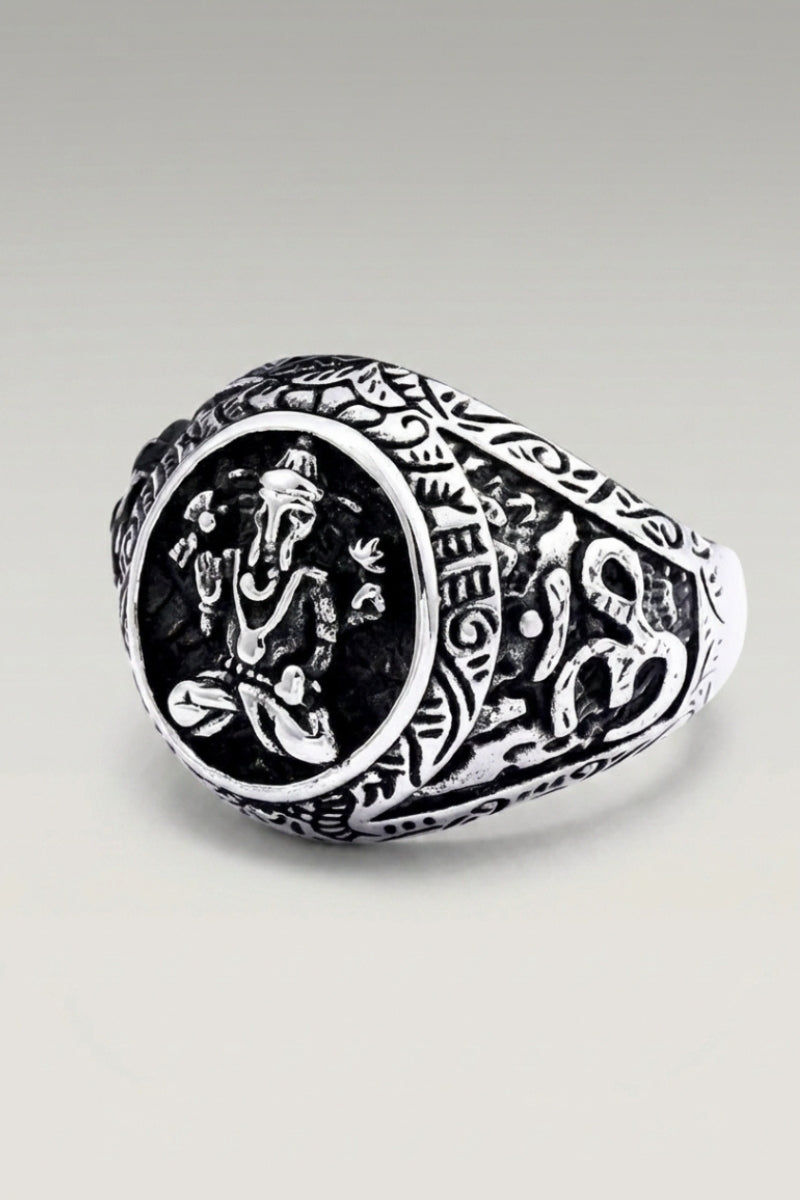 Anillo 'Toyama' — anillo de sello ovalado con deidad de cabeza de elefante grabada en medallón ennegrecido, foto de producto sobre fondo gris claro