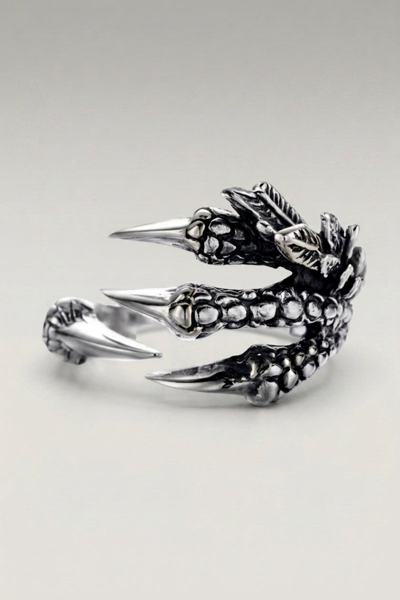 Anillo 'Hyrul' — garra de dragón abierta, uñas articuladas y escamas marcadas, que abraza el dedo, foto de producto sobre fondo gris claro