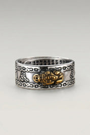 Anillo 'Kingu' en hiragana — anillo de decoración calada y medallón dorado, con el grabado en la cara interior, foto de producto sobre fondo gris claro