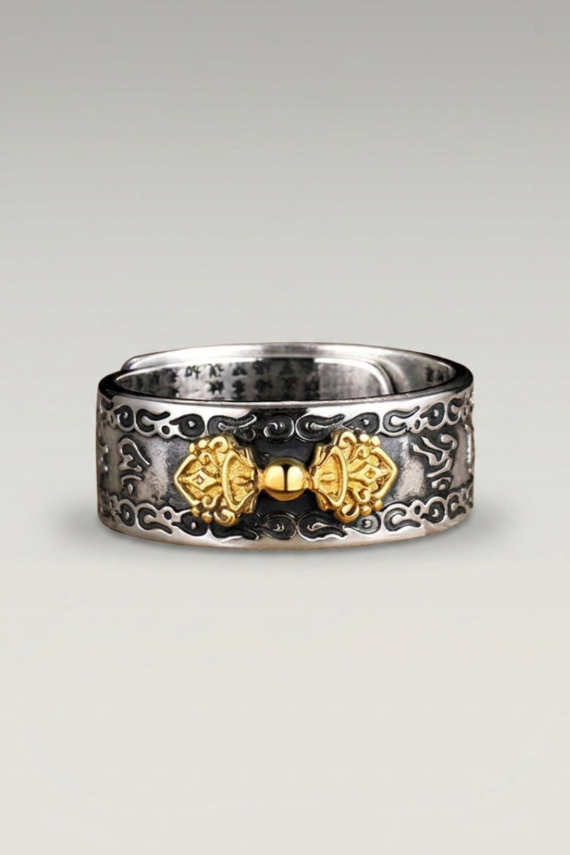 Anillo 'Kingu' en kanji — anillo de decoración calada y medallón dorado, con el grabado en la cara interior, foto de producto sobre fondo gris claro
