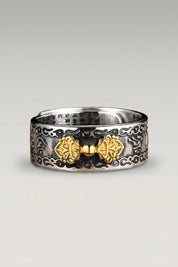Anillo 'Kingu' en kanji — anillo de decoración calada y medallón dorado, con el grabado en la cara interior, foto de producto sobre fondo gris claro
