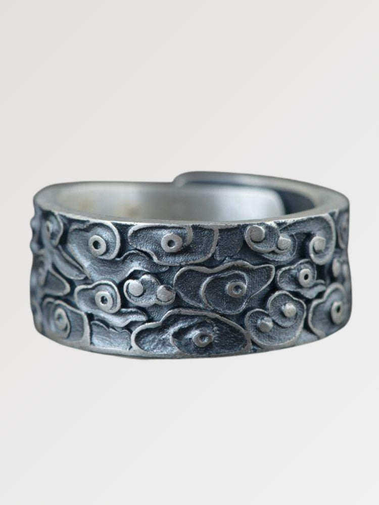 Anillo japonés de plata Kochino texturado con motivos de nubes sobre plata oxidada azulada Ropa Japonesa