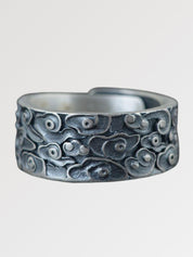 Anillo japonés de plata Kochino texturado con motivos de nubes sobre plata oxidada azulada Ropa Japonesa
