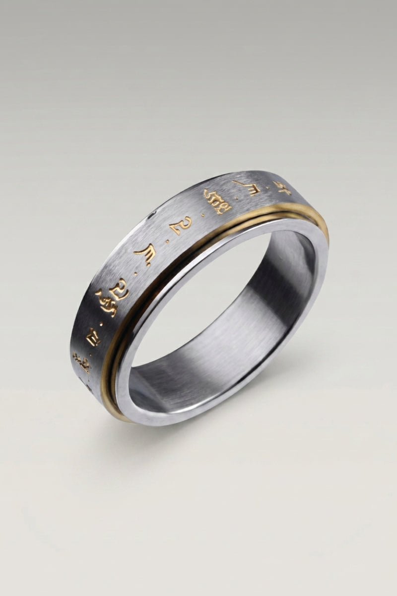 Anillo 'Gaifu Okoni' — anillo giratorio con banda central grabada, bordeada por dos filetes dorados, foto de producto sobre fondo gris claro