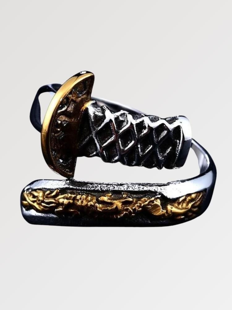 Anillo japonés samurái con katana completo, tsuka trenzado y saya dorada sobre plata Ropa Japonesa