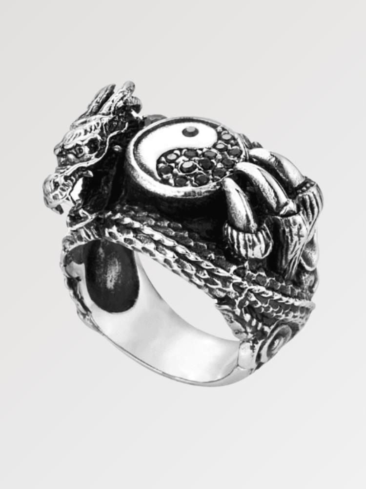 Anillo japonés Ying Yang Kameoka con dragón que abraza un yin-yang engastado en negro sobre plata Ropa Japonesa