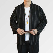 Una chaqueta kimono en blanco y negro con espíritu tradicional