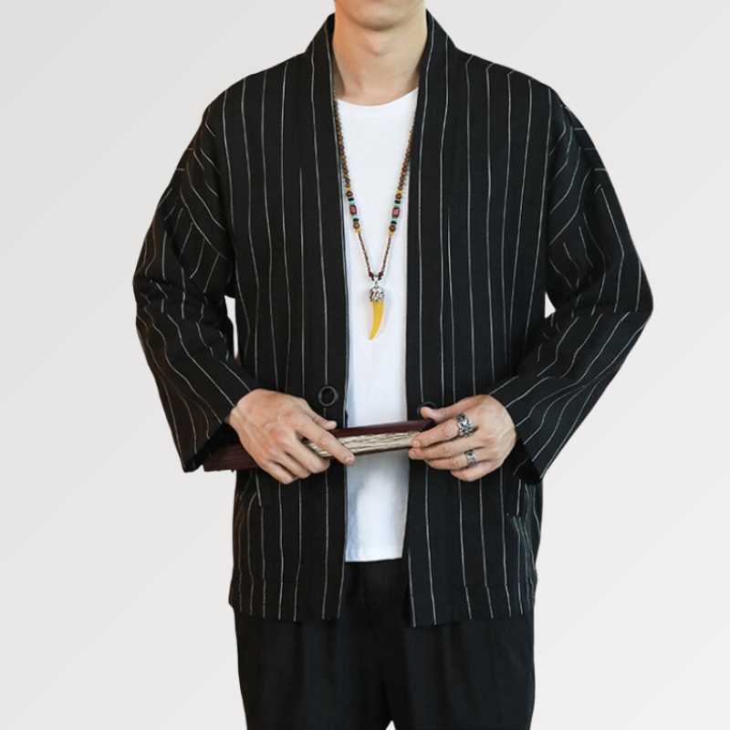 Una chaqueta kimono en blanco y negro con espíritu tradicional
