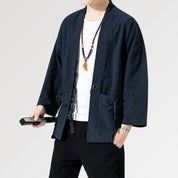 El kimono azul para hombre y su ajuste de ganchillo