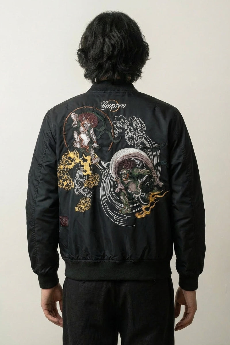 Bomber sukajan Yokai Fight negro, bordado en la espalda de oni y yokai en plena pelea realzada con dorados, cazadora souvenir japonesa - Ropa Japonesa