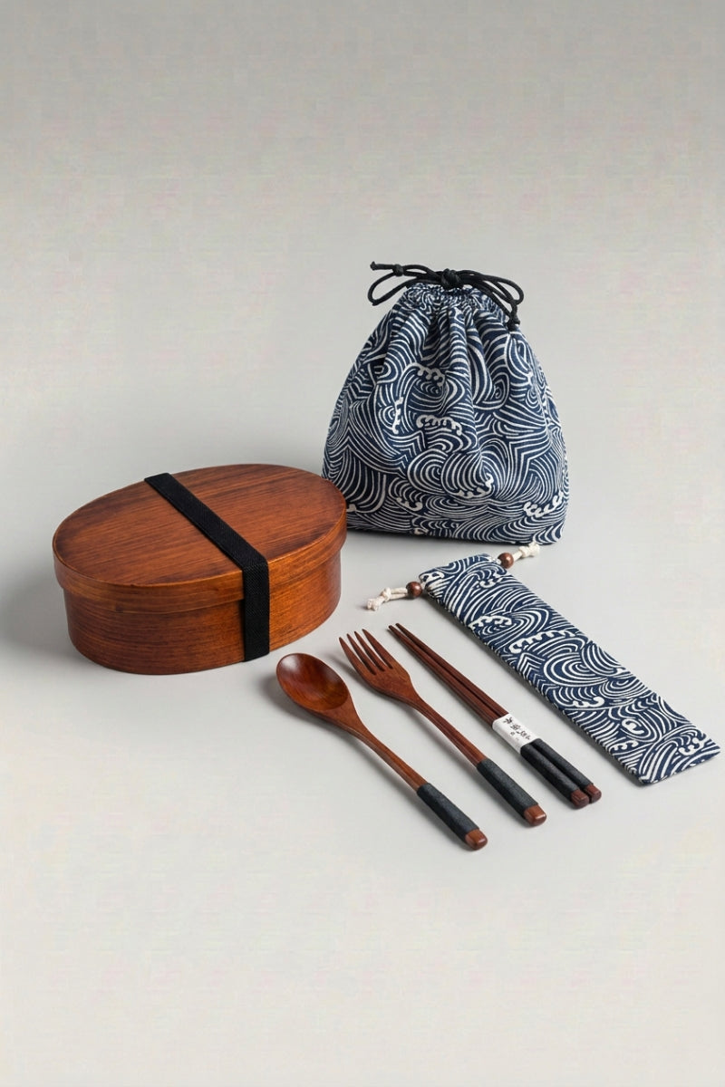 Caja bento japonesa de madera ovalada de un piso con su bolsa