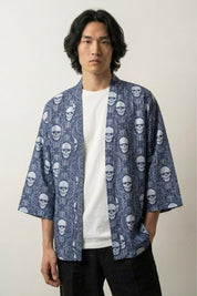 Chaqueta calavera Edición Kaito con motivo de calaveras repetidas sobre fondo azul marino ornamento gótico japonés de algodón corte haori mangas tres cuartos streetwear japonés Ropa Japonesa