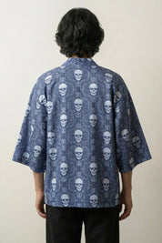 Chaqueta calavera Edición Kaito vista trasera con motivo de calaveras repetidas azul marino de algodón mangas tres cuartos streetwear japonés Ropa Japonesa