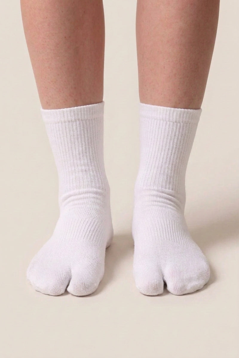 Calcetines tabi japoneses blancos con el dedo separado