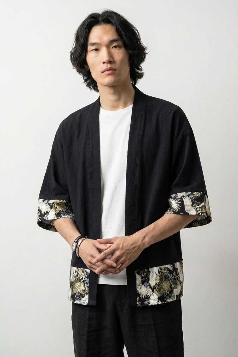 Camisa estilo kimono hombre Arata negra mangas cortas paneles con motivo floral de crisantemo dorado sobre marino streetwear japonés Ropa Japonesa
