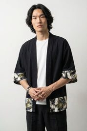 Camisa estilo kimono hombre Arata negra mangas cortas paneles con motivo floral de crisantemo dorado sobre marino streetwear japonés Ropa Japonesa