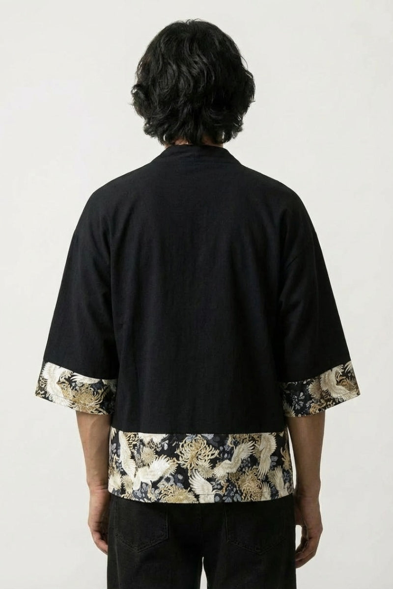 Camisa estilo kimono hombre Arata negra vista trasera paneles con motivo floral de crisantemo streetwear japonés Ropa Japonesa