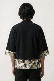 Camisa estilo kimono hombre Arata negra vista trasera paneles con motivo floral de crisantemo streetwear japonés Ropa Japonesa
