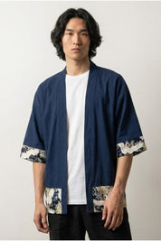 Camisa estilo kimono hombre Arata azul marino mangas cortas paneles con motivo floral de crisantemo dorado sobre marino streetwear japonés Ropa Japonesa