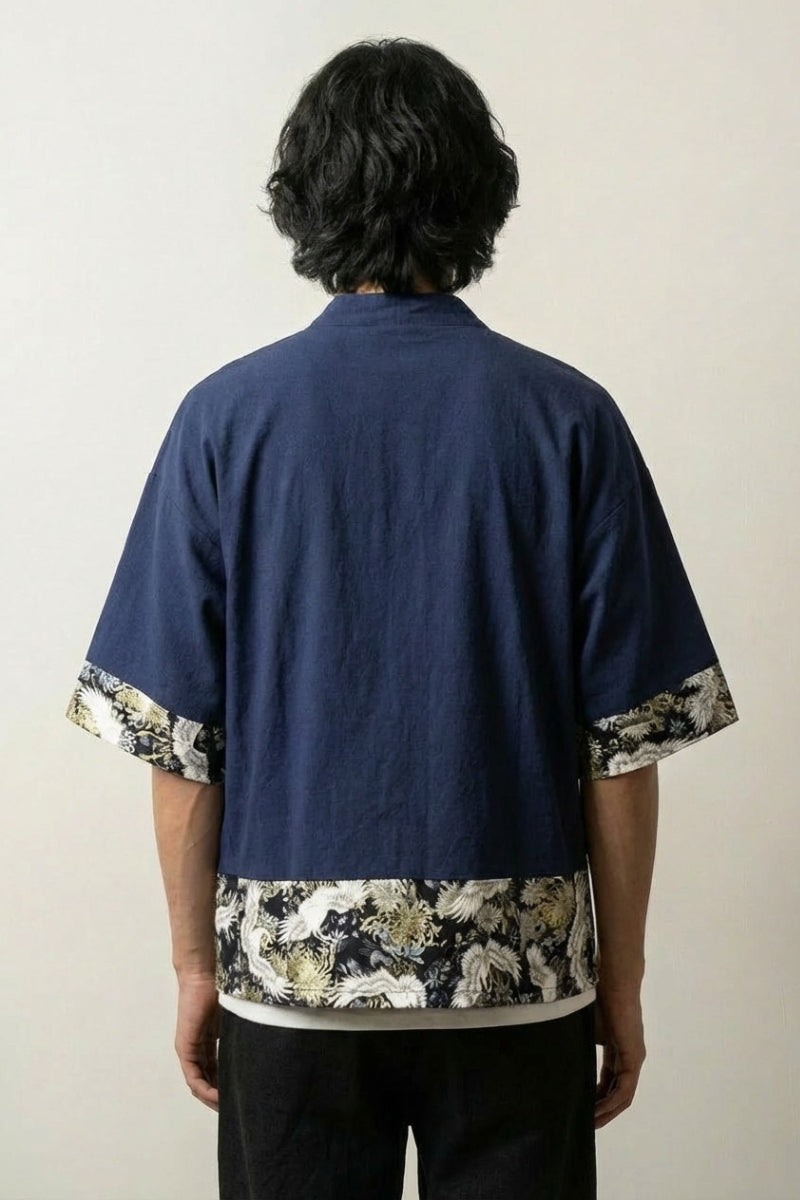 Camisa estilo kimono hombre Arata azul marino vista trasera paneles con motivo floral de crisantemo streetwear japonés Ropa Japonesa