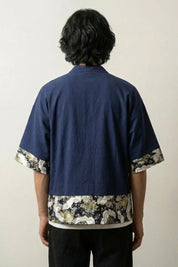 Camisa estilo kimono hombre Arata azul marino vista trasera paneles con motivo floral de crisantemo streetwear japonés Ropa Japonesa