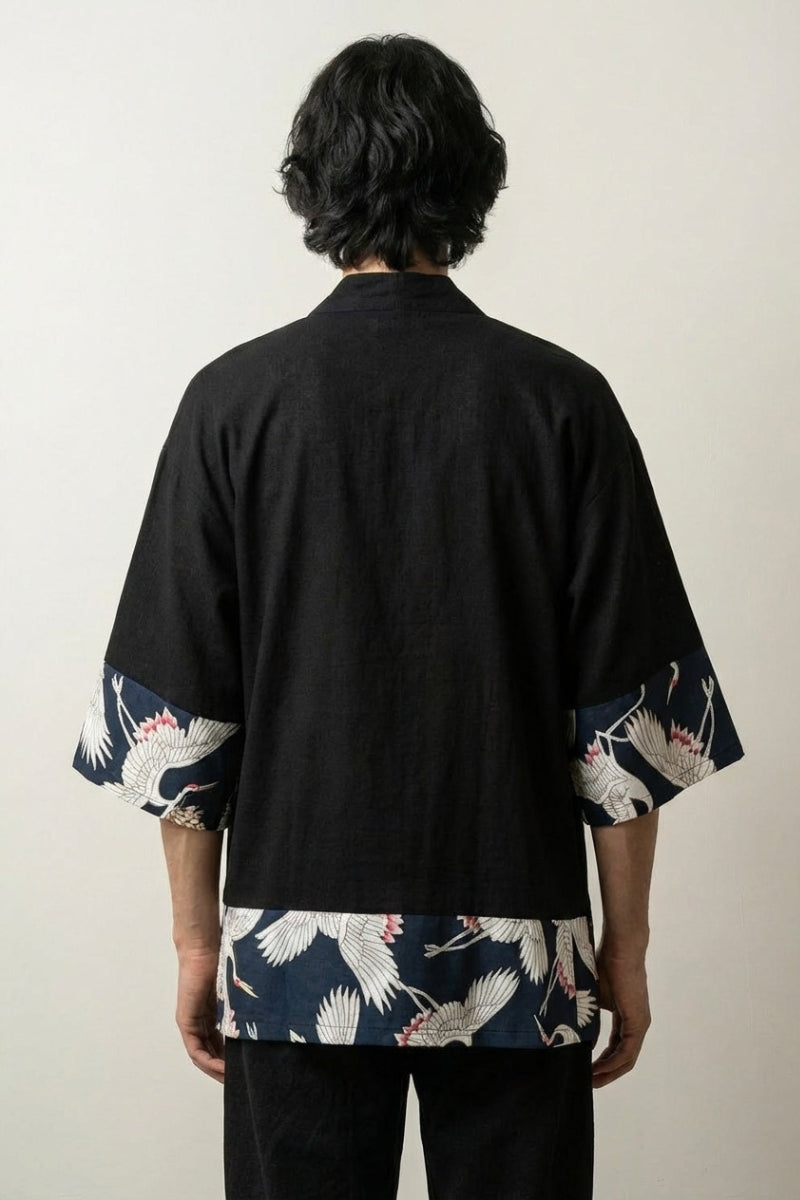 Cárdigan largo tipo kimono Ryota hombre negro vista trasera con motivo de grullas tsuru blancas volando de algodón corte largo streetwear japonés Ropa Japonesa