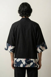 Cárdigan largo tipo kimono Ryota hombre negro vista trasera con motivo de grullas tsuru blancas volando de algodón corte largo streetwear japonés Ropa Japonesa