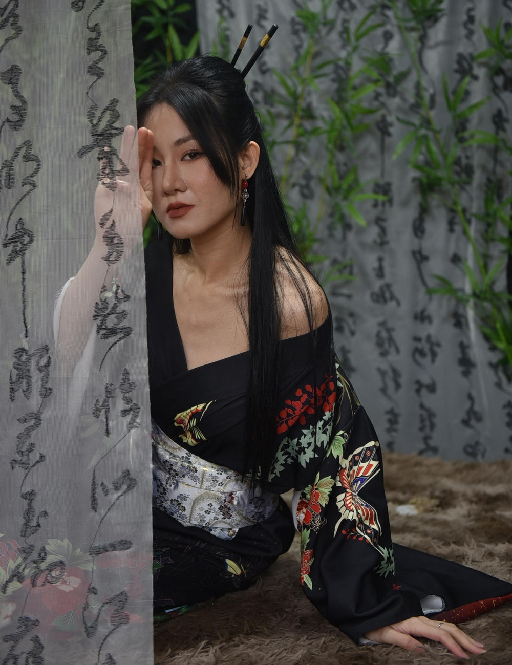 Chaleco kimono japonés para mujer inspirado en la elegancia tradicional de Japón, con motivos florales y diseño refinado.