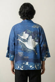 Chaqueta kimono azul marino Kaito Edition vista trasera con motivo de la ola de Hokusai grulla tsuru bordada de algodón haori mangas tres cuartos streetwear japonés Ropa Japonesa