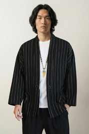 Chaqueta kimono blanca y negra Kaito hombre rayas verticales finas blancas sobre fondo negro de algodón corte recto mangas tres cuartos estilo streetwear japonés Ropa Japonesa