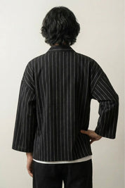 Chaqueta kimono blanca y negra Kaito vista trasera rayas verticales de algodón mangas tres cuartos streetwear japonés Ropa Japonesa