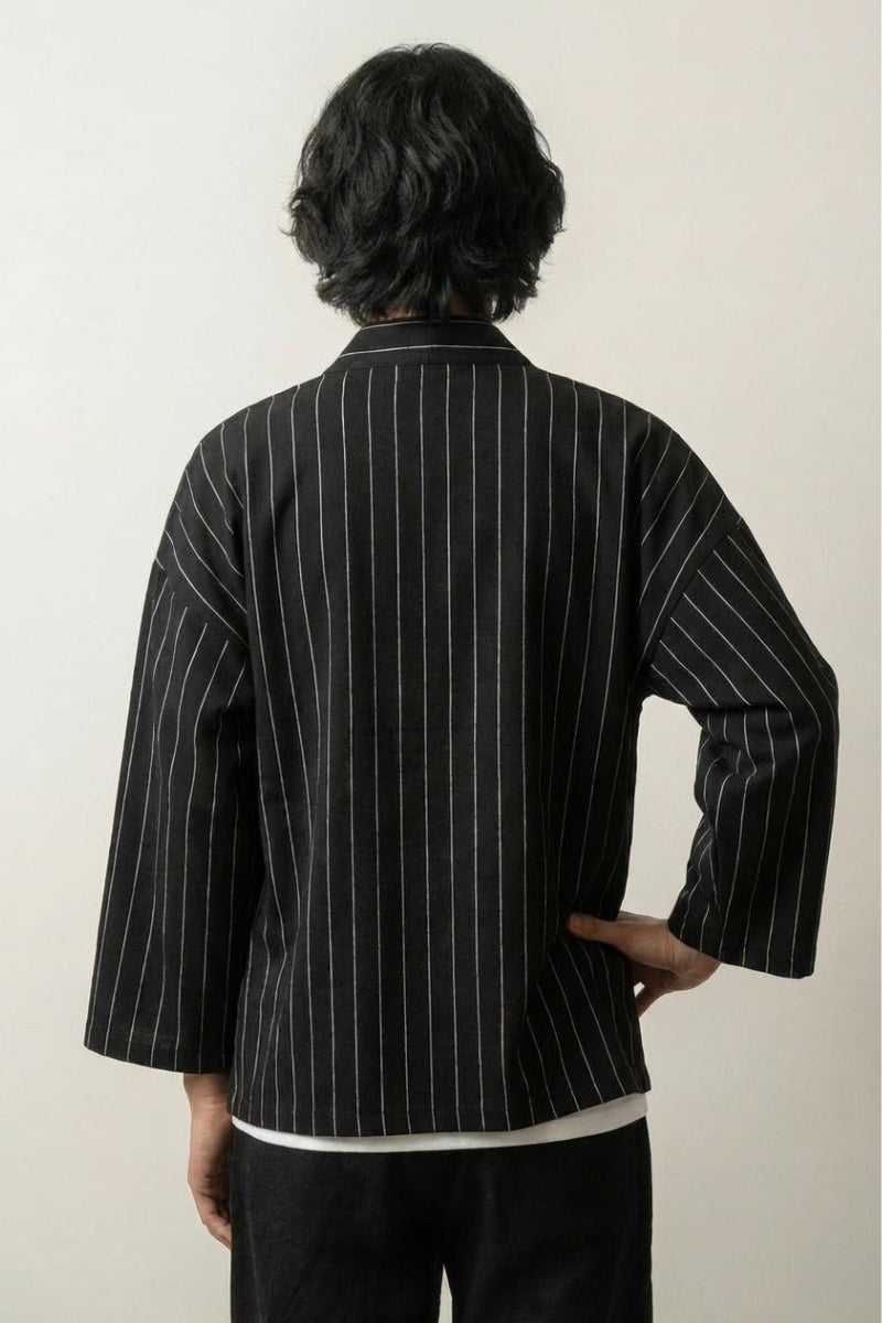 Chaqueta kimono blanca y negra Kaito vista trasera rayas verticales de algodón mangas tres cuartos streetwear japonés Ropa Japonesa