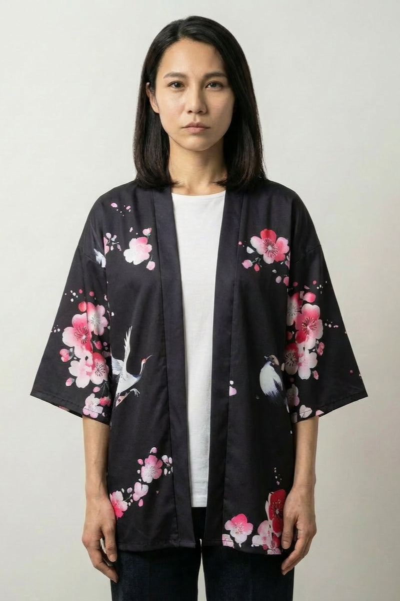Chaleco Kimono Geisha Sakura x Geiko negro estampado de una geisha bajo los cerezos rosas y una grulla corte abierto streetwear japonés Ropa Japonesa