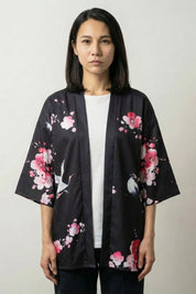 Chaleco Kimono Geisha Sakura x Geiko negro estampado de una geisha bajo los cerezos rosas y una grulla corte abierto streetwear japonés Ropa Japonesa