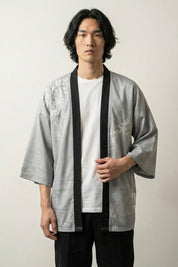 Chaqueta kimono gris Tamotsu con motivo de hojas de bambú bordado negro sobre fondo gris claro cuello en contraste negro de algodón corte haori mangas tres cuartos streetwear japonés Ropa Japonesa