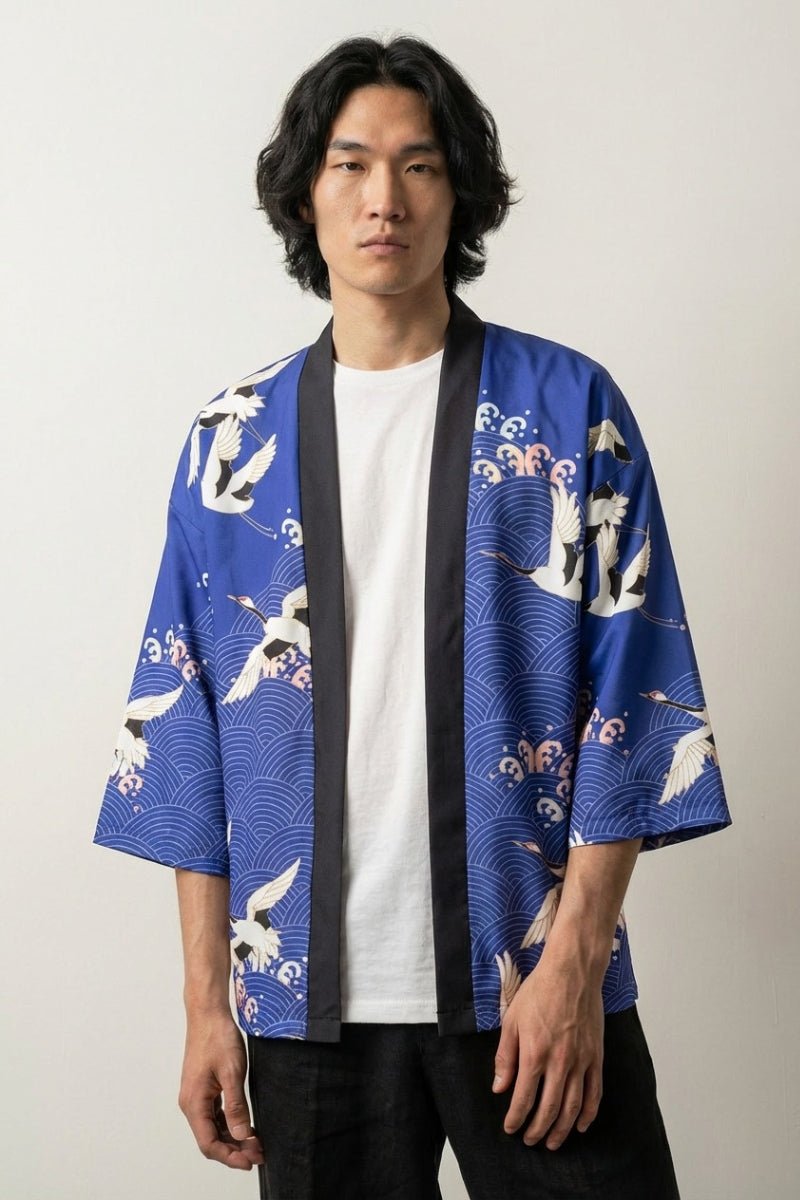 Chaqueta kimono japonesa Edición Kaito con motivo de grullas tsuru blancas volando sobre fondo azul cobalto seigaiha olas de algodón corte haori mangas tres cuartos streetwear japonés Ropa Japonesa
