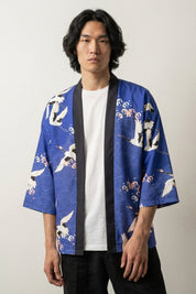 Chaqueta kimono japonesa Edición Kaito con motivo de grullas tsuru blancas volando sobre fondo azul cobalto seigaiha olas de algodón corte haori mangas tres cuartos streetwear japonés Ropa Japonesa