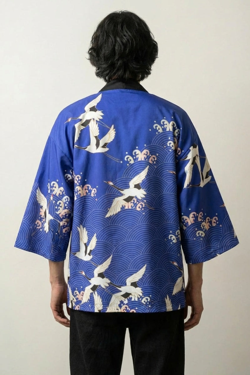 Chaqueta kimono japonesa Edición Kaito vista trasera con motivo de grullas tsuru blancas azul cobalto seigaiha de algodón mangas tres cuartos streetwear japonés Ropa Japonesa