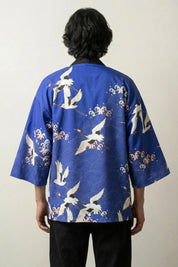 Chaqueta kimono japonesa Edición Kaito vista trasera con motivo de grullas tsuru blancas azul cobalto seigaiha de algodón mangas tres cuartos streetwear japonés Ropa Japonesa