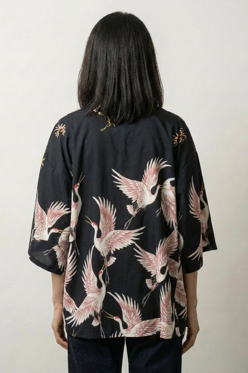 Chaqueta kimono corta para mujer Annaki negra vista trasera grullas blancas y rosas mangas tres cuartos streetwear japonés Ropa Japonesa