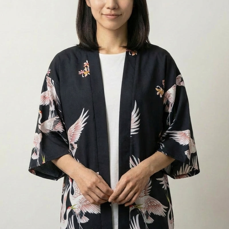 Chaqueta kimono corta para mujer Annaki negra estampado de grullas blancas y flores rojas mangas tres cuartos streetwear japonés Ropa Japonesa