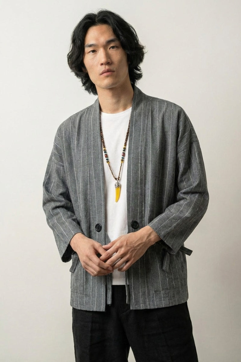 Chaqueta kimono Takao gris rayas verticales finas blancas sobre gris de algodón lino corte recto mangas tres cuartos talla grande estilo streetwear japonés Ropa Japonesa